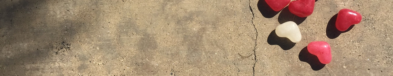 Lernen Sie Kleidung zu flicken. Frau repariert ein Kleidungsstück