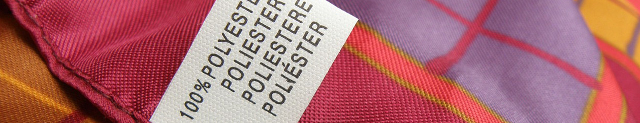 Foto von einem Label mit der Aufschrift 100% Polyester