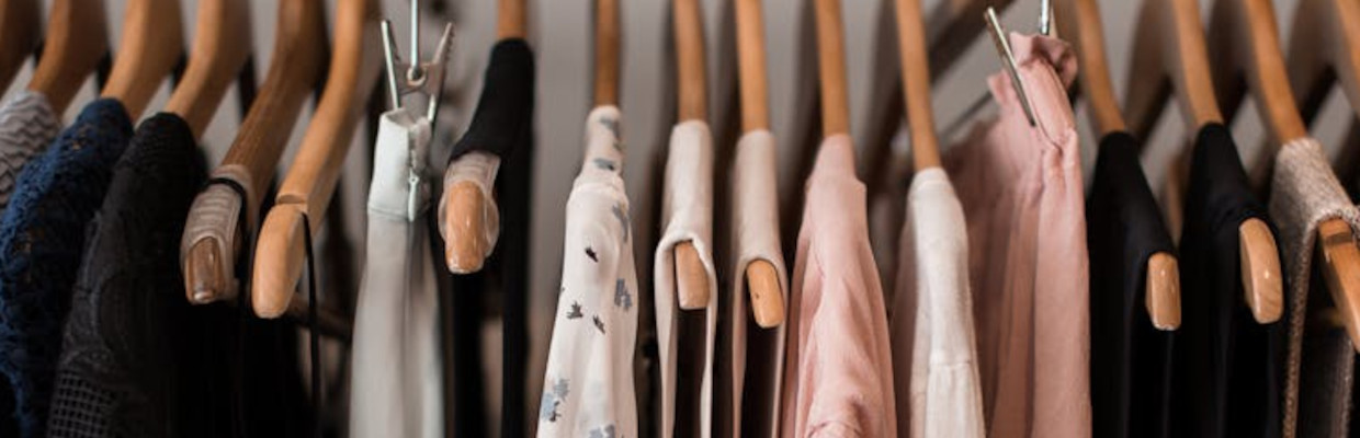 ReSales Blogartikel Capsule Wardrobe Damenkleidung auf Bügeln